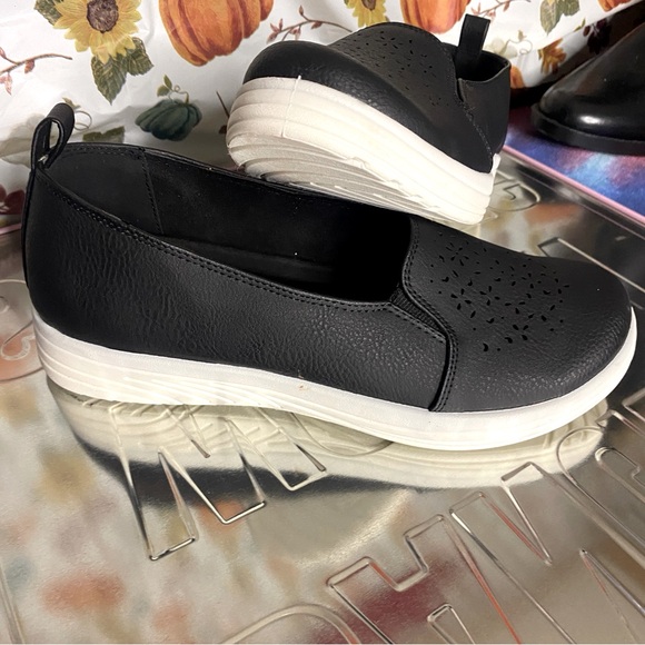 EASY STREET Women's Black/white Slip-On casual sneaker Size 6.5M NEW - Picture 1 of 7